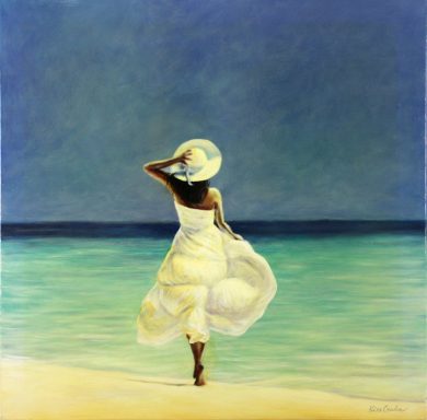 Mein Hut Frau in weißem Kleid und Sonnenhut geht am Strand entlang, Meer im Hintergrund.