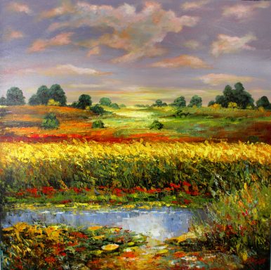 Weite Auenlandschaft in kräftigen Farben mit kleinem Teich im Vordergrund und einer großen Wiese mit vereinzelt stehenden Büschen