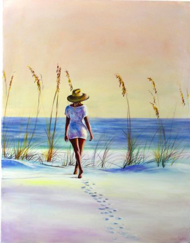 Auf der Düne Frau in einem Hut geht barfuß am Strand entlang, Spuren im Sand hinterlassend.